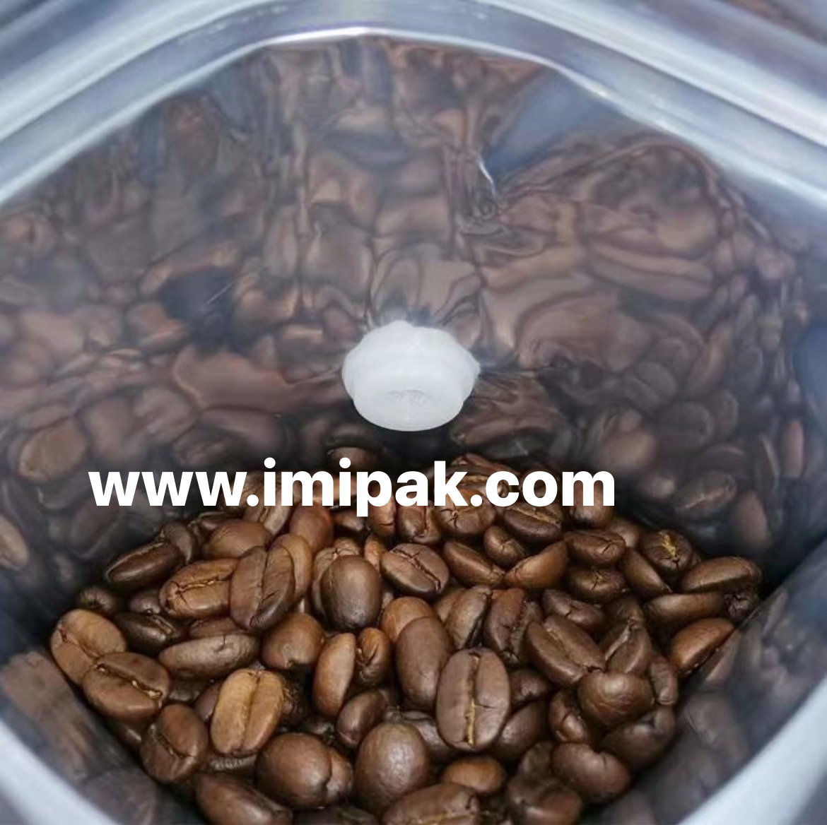 Coffee bag with one-way degassing valve